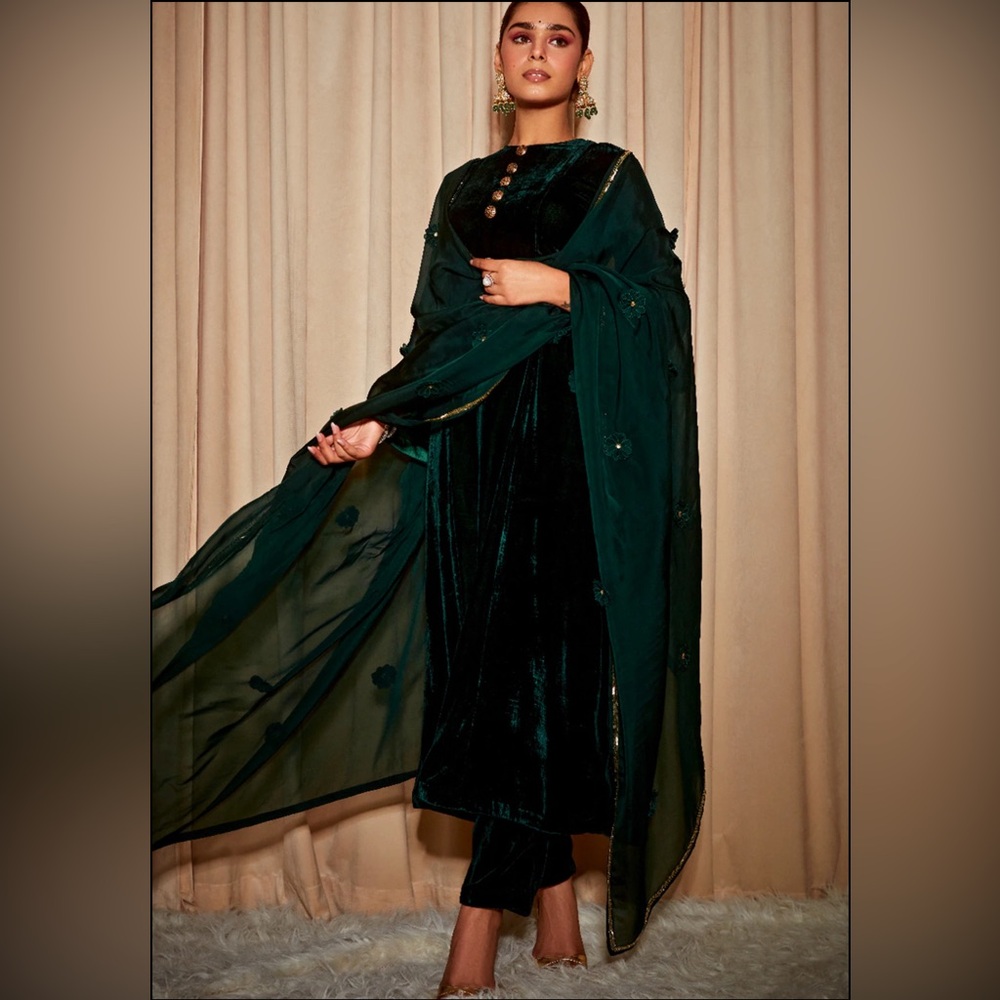 Emerald green silk velvet embroidered kurta set